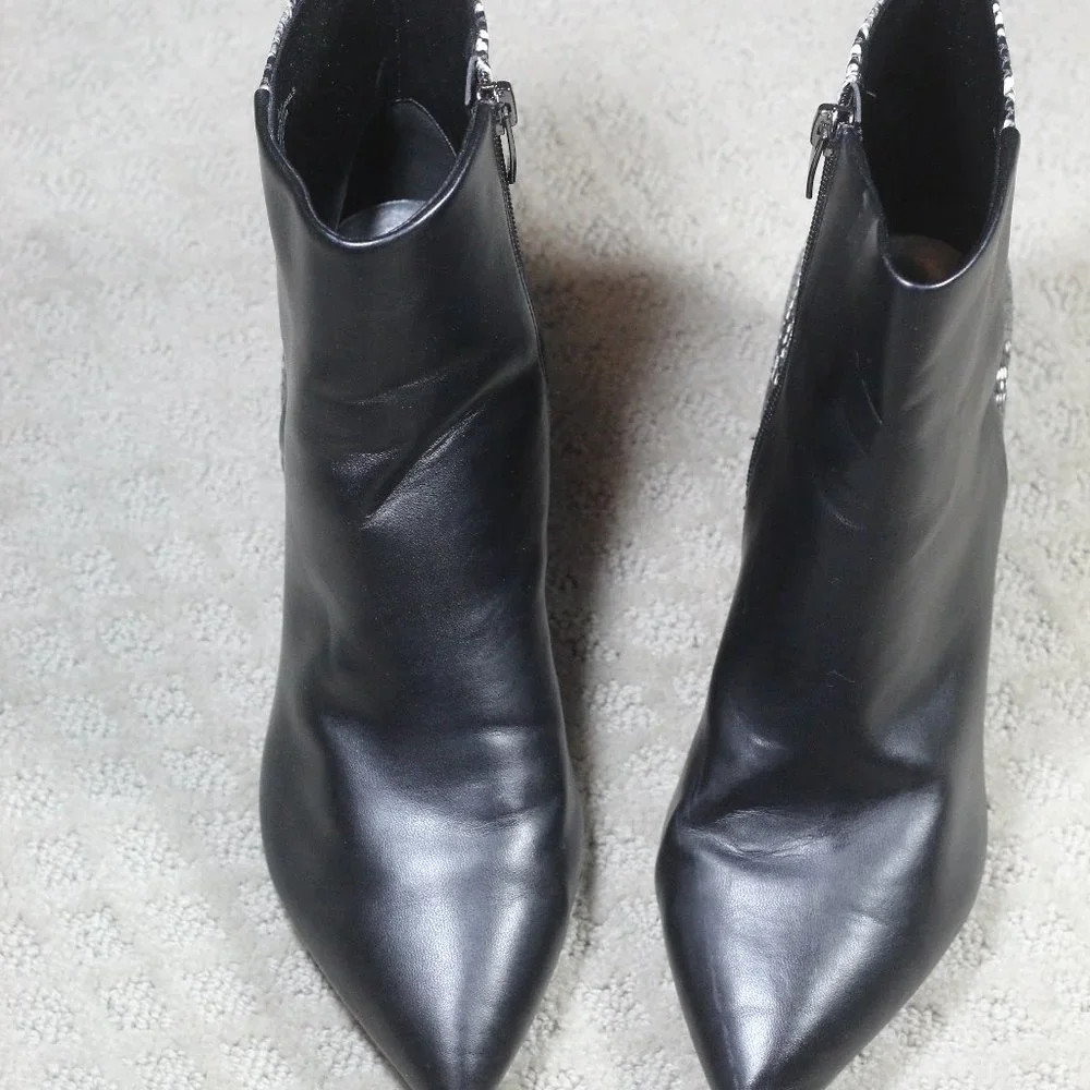 Nine West Size 8M Black and White Snakeskin Printed 2.5" Block Heels - Picture 2 of 7